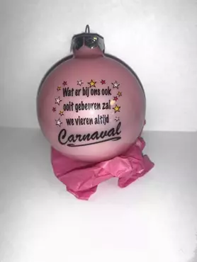 Kerstbal glas 8 cm tekst "Wij vieren altijd Carnaval" Roze - afbeelding 1