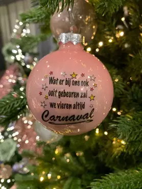 Kerstbal glas 8 cm tekst "Wij vieren altijd Carnaval" Roze - afbeelding 2