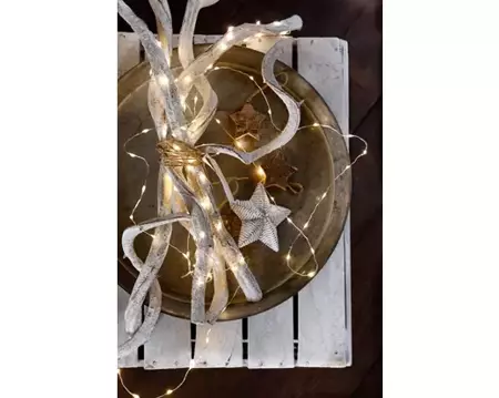 Lumineo Micro kerstverlichting 20Led 95cm Deze micro led strengverlichting is niet weg te denken tijdens de kerstdagen. Hiermee kun je jouw kerstboom prachtig verlichten. Ook is deze leuk om langs je vensterbank te leggen als sfeerverlichting. Deze streng